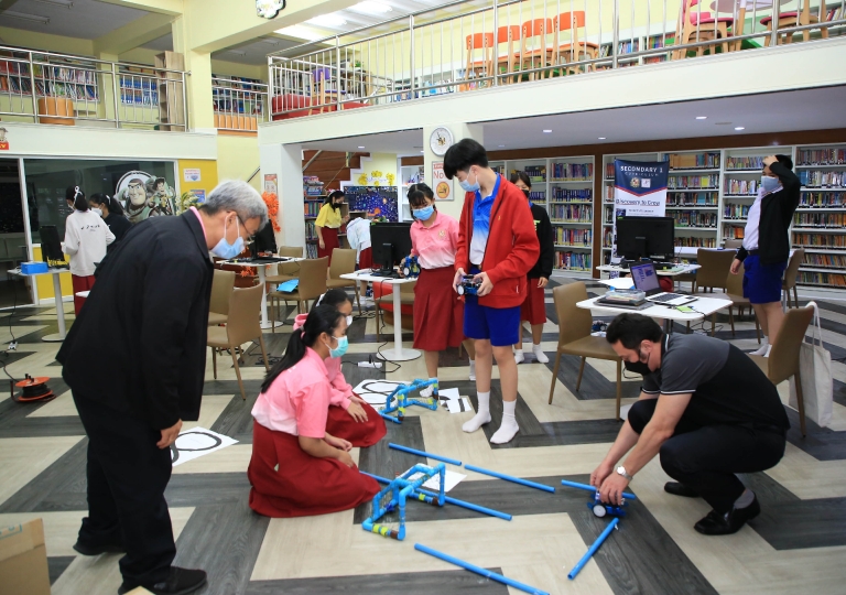 ACSP EP organized the Coding for the 21st Century Learners session led by Dr. Wannapong Taimpo, MUIC Associate Professor for the Secondary 2 SMART students to step up their media and technological skills, 1 February 2022