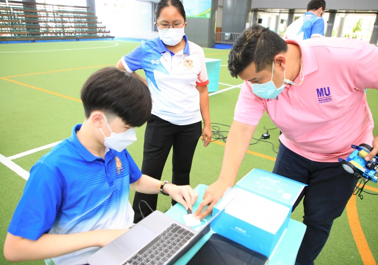 ACSP EP organized the Coding for the 21st Century Learners session led by Dr. Wannapong Taimpo, MUIC Associate Professor for the Secondary 2 SMART students to step up their media and technological skills, 25 January 2022.