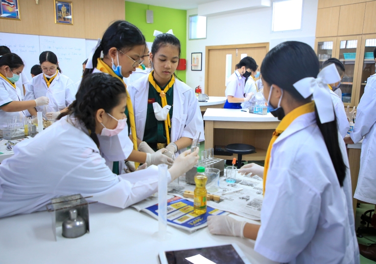Albert Einstein Laboratory – Mr. Anish Soni, EP Biology teacher, conducted the Food Testing (Nutrients) activity for Secondary 1 learners in their selective (SMART) subject, August 25, 2020.