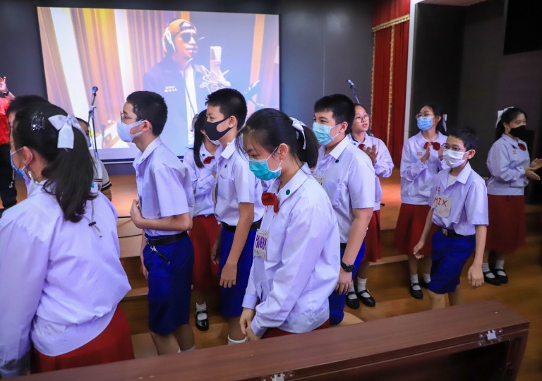 Albert Lawrence Hall – Secondary 1 EP students felt the heartwarming welcome ceremony led by Ms. Siriwan and Ms. Rungnapa, EP Discipline department, together with Secondary 3 students,August 5, 2020.