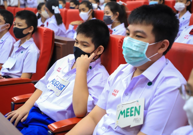 Albert Lawrence Hall – Secondary 1 EP students felt the heartwarming welcome ceremony led by Ms. Siriwan and Ms. Rungnapa, EP Discipline department, together with Secondary 3 students,August 5, 2020.