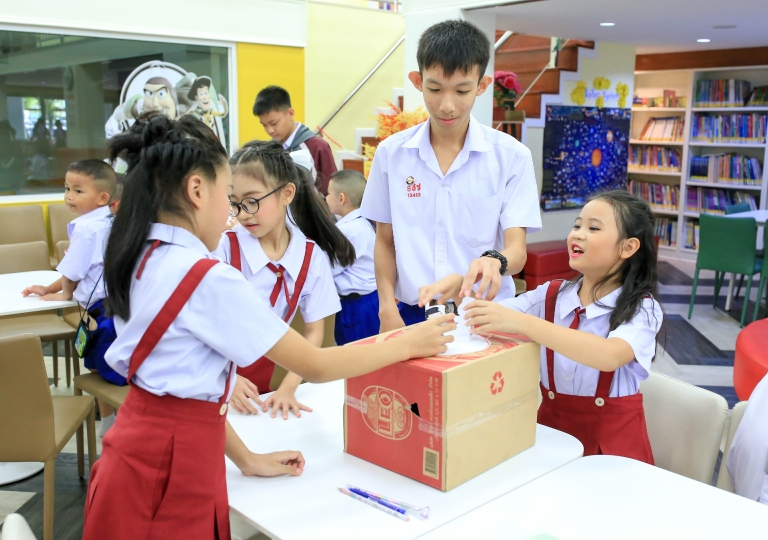 August 14, 2019 Discovery Center Activity  is called “Sumo”. It’s a Japanese Sport wherein the two players tap the box where the paper sumo is standing. Whose paper sumo falls down first is the loser of this game.