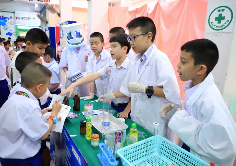August 20-21, 2019 English Program Science Week 2019 Fair Both Activity