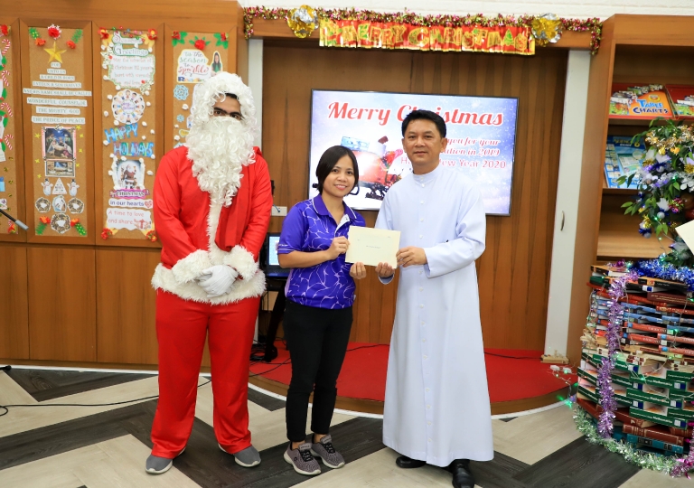 December 20, 2019 Brother. Dr. Pisutr Vapiso giving the gift voucher to the foreign teachers.