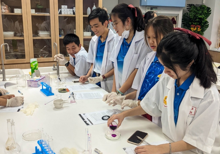 Edison Laboratory – EP Secondary 5 students showcased their scientific knowledge in doing the laboratory activity planned by Ms. Martina Huckova about Oxidation states, Mr. Atom ask, am I Completely Ionic, November 11, 2020.