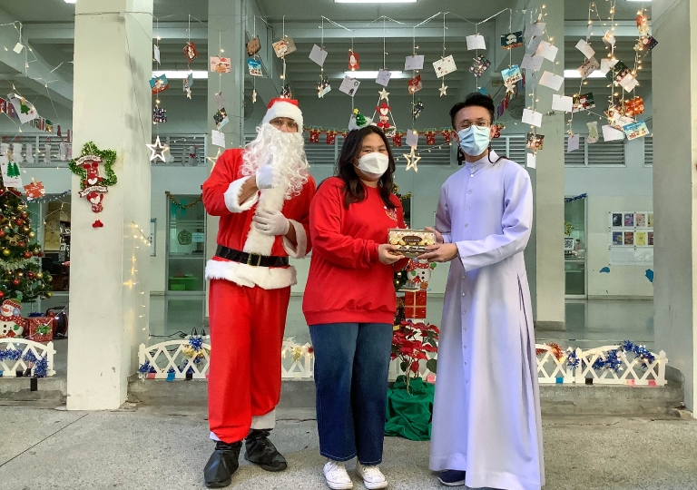 Led by the Discipline Affairs, student representatives and ambassador, EP Secondary level celebrated “Christmas: Sweetness Overload!”, a season of sharing blessings and merry wishes in EP.