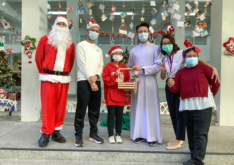Led by the Discipline Affairs, student representatives and ambassador, EP Secondary level celebrated “Christmas: Sweetness Overload!”, a season of sharing blessings and merry wishes in EP.