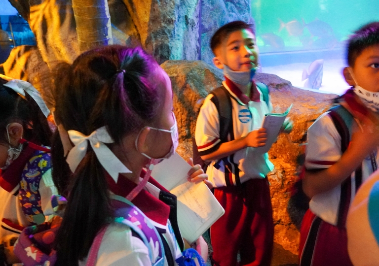Primary 1-2 learners exhaust their energy having fun in the field trip organized by the school together with Sea Life Bangkok Ocean World that aims to provide both entertainment and education to the young visitors, November 24, 2020.
