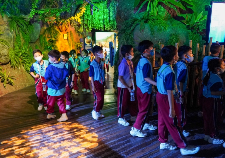 Primary 1-2 learners exhaust their energy having fun in the field trip organized by the school together with Sea Life Bangkok Ocean World that aims to provide both entertainment and education to the young visitors, November 24, 2020.