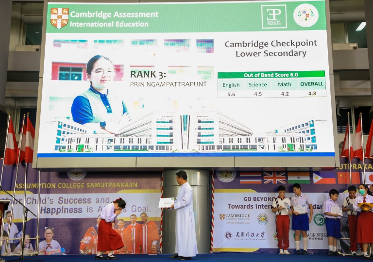 Saint Louis Arena – As the final phase of Cambridge Primary and Lower Secondary Checkpoint Assessment April 2020 series which was delayed due to Covid – 19, EP held an awarding ceremony presided by Bro. Dr. Pisutr Vapiso, November 23, 2020. 