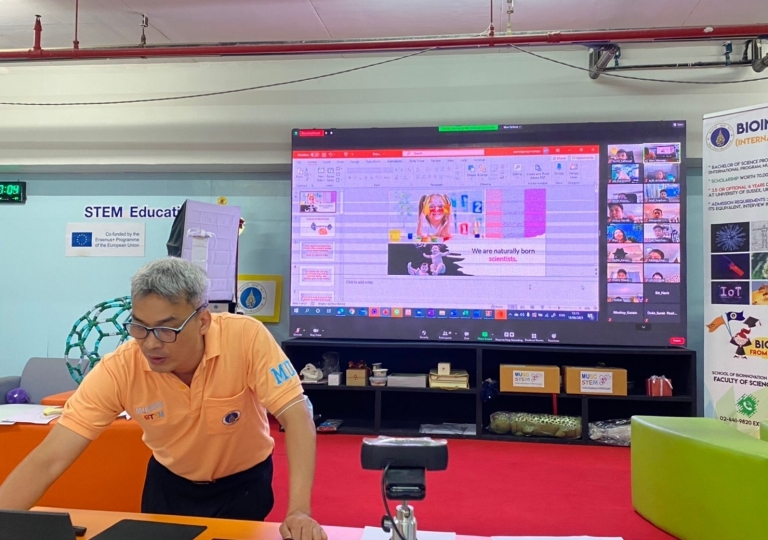 Secondary 1 students have to discover and explore their path in the future. To assist them with that, EP is offering 5 selective subjects namely; SMART, ICT, EWL, Japanese Communication (J-Com) and Chinese Communication (C-Com). 
