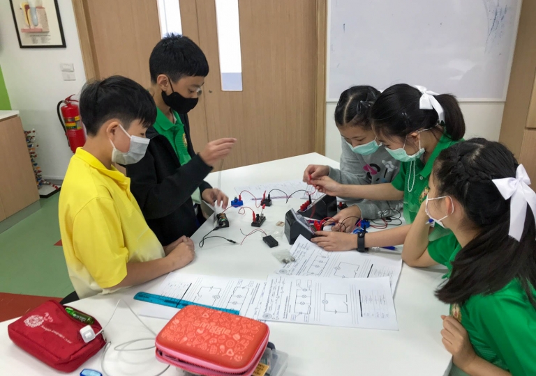 St. Gabriel Building – Primary 6 learners explored the parallel and series circuits with Mr. Bienjelou Balasa, Science teacher, to comprehend how it works and to assemble their own, February 11, 2021.