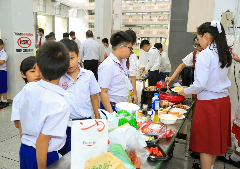 St. Gabriel building – Secondary 1 learners embarked on a journey to present the origin of western style dishes led by EP EWL teachers, March 30, 2021.