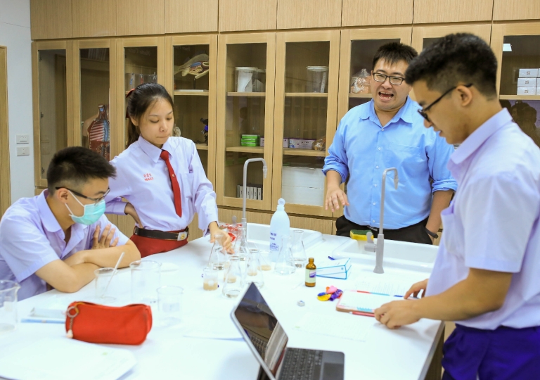 St. Gabriel Building – Secondary 6 immersed in the Respiration Analysis: Different Carbon Sources in Yeasts Biology Experiment  October 13, 2020.