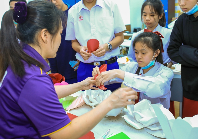 Student’s Lounge – English Program, in preparation for the next activity Theme Decoration held the “Art of Folding seminar” for the Secondary 5 students to learn about the process of flower paper folding, September 23, 2020.