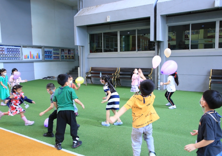  Primary 1 learners, with Master Samuel Needham, extended their counting abilities by playing “Keepy Uppy” based on a game from the hit children’s TV show, Bluey. This also allowed them to continue their discovery of numbers.