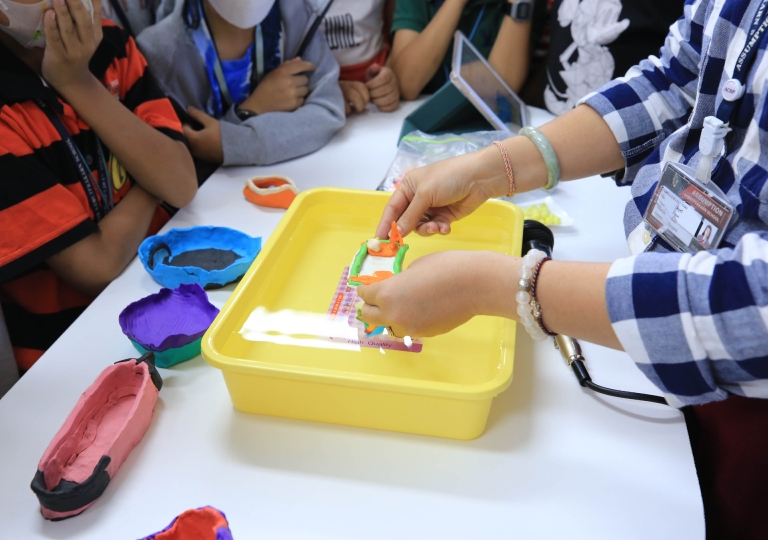  The Primary Science Toys Club, with Miss Pensri Phengpala and Miss Supanee Nilprapai, had 2 fun and interesting experiments, “Float your Boat” and “Lava Lamp” on 21 and 23 March 2023, respectively.