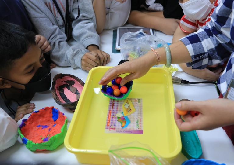  The Primary Science Toys Club, with Miss Pensri Phengpala and Miss Supanee Nilprapai, had 2 fun and interesting experiments, “Float your Boat” and “Lava Lamp” on 21 and 23 March 2023, respectively.