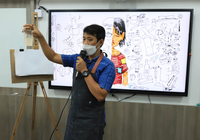 Arts is a way of expressing a thousand thoughts into one craft. Mr. Sarawut Khiatisomboonchai, Arts teacher, tasked the Secondary 3 students to create a poster with the theme “No to Drugs, Yes to Arts”, 6 June 2022.