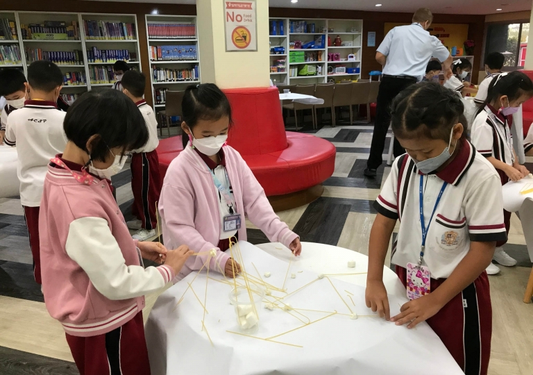 At the Discovery Centre, ACSP EP Primary 1 students were challenged with a STEM project planned by Mr. Samuel Needham, Mathematics teacher & EP Foreign teachers coordinator.