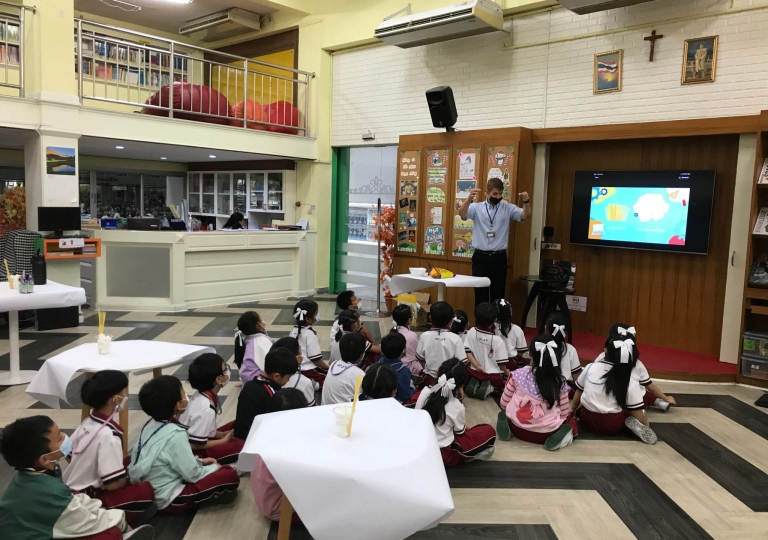 At the Discovery Centre, ACSP EP Primary 1 students were challenged with a STEM project planned by Mr. Samuel Needham, Mathematics teacher & EP Foreign teachers coordinator.
