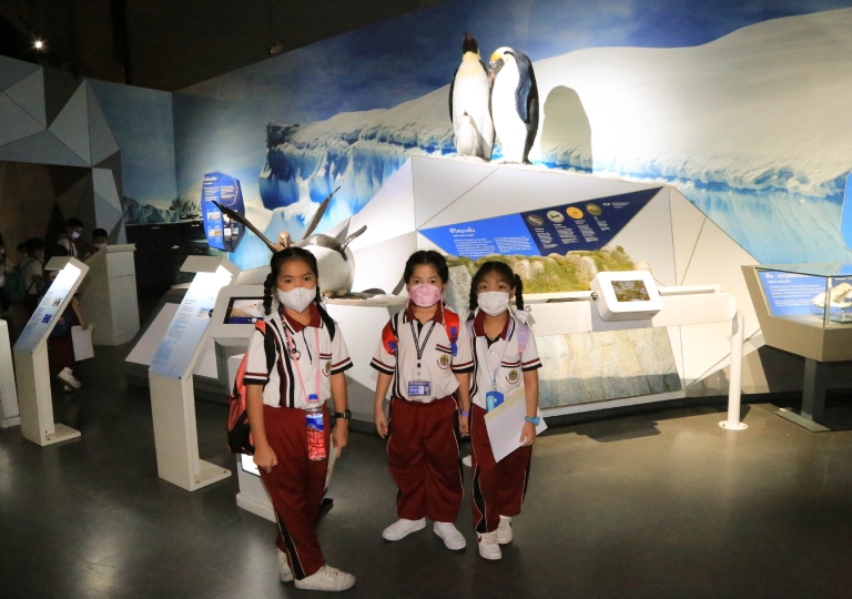 Chang Wat Pathum Thani – Primary 2 learners had an exciting time exploring the Rama IX Museum which was opened for public viewing last 2019.
