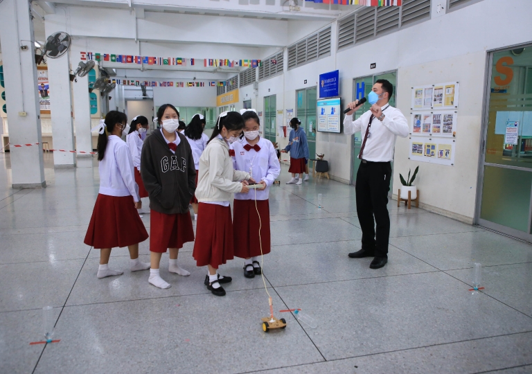 English Program invited Dr. Wannapong Taimpo, MUIC Associate Professor, to step up the SMART-Physics skills as well as the media and technological skills of Secondary 1-SMART students, 10 June 2022.