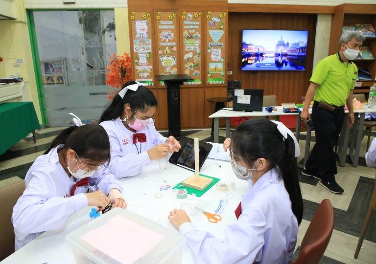 English Program invited Dr. Wannapong Taimpo, MUIC Associate Professor, to teach Secondary 1-SMART students another STEM application through the Customize Mini-Cool Fan activity, 23 June 2022.