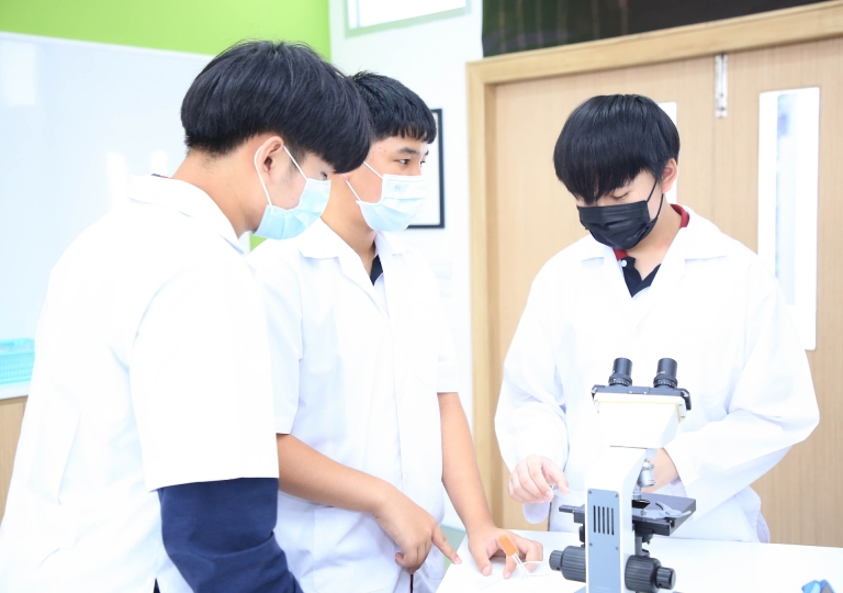 English Program is committed to provide active learning to EP learners. Secondary 4 students studied the Behavior of the plant’s cell membrane in the hypertonic and isotonic solution.