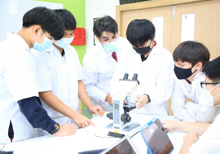English Program is committed to provide active learning to EP learners. Secondary 4 students studied the Behavior of the plant’s cell membrane in the hypertonic and isotonic solution.