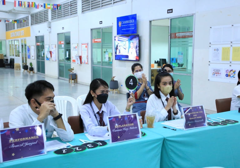 English Program Science Department led by Ms. Sunisa Khaowphimai together with Level 3 Science teachers held the 5-minute Science Demo Competition: It is Our Time! for Secondary 1-3 students last 13-14 September 2022.