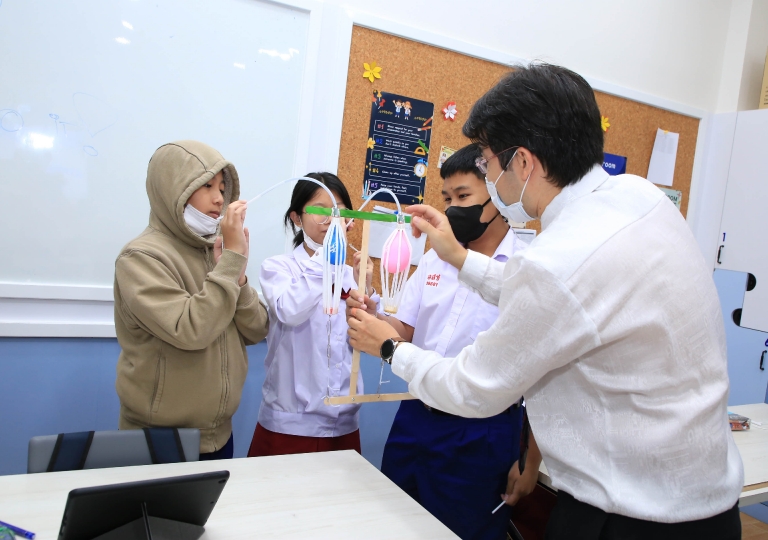 In continuation of the Annual External Teachers’ Observation project, English Program invited MUIC professor, and Science teaching and research expert Mr. Laird Allan to conduct professional teaching observations for teachers.