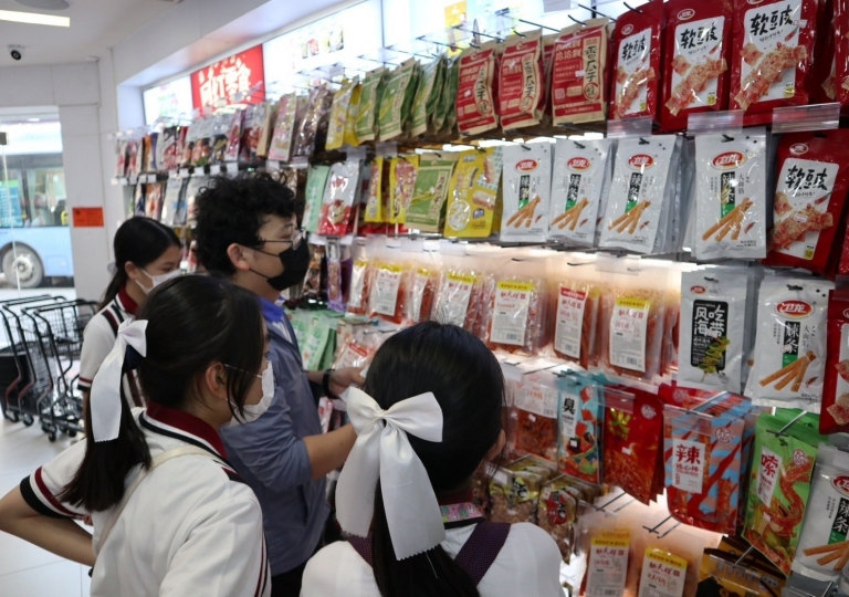 It can also help with learning the same thing in different context. For students to understand this, EP C-COM (Chinese communication) students led by Ms. Sunisa Chuchyanukon went to Talad noi, Chinatown for the elective subject study trip.