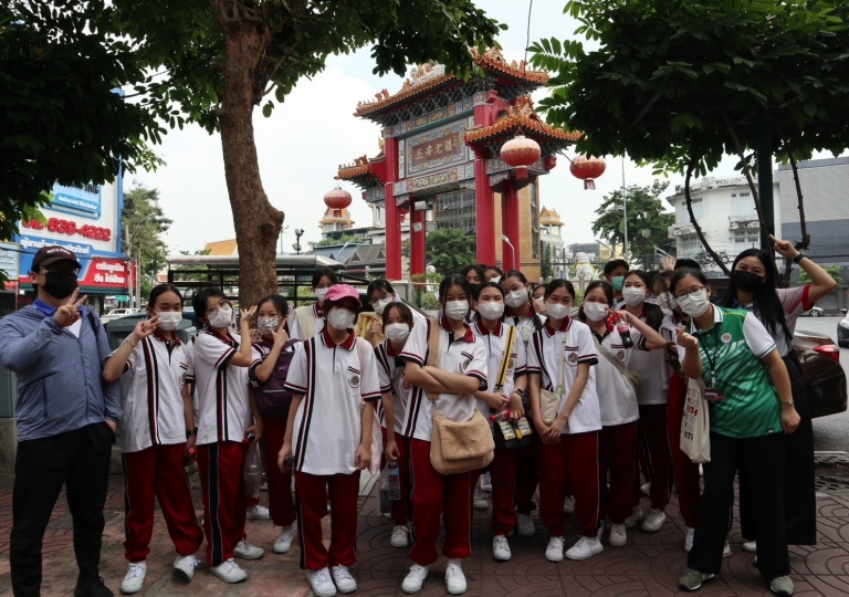 It can also help with learning the same thing in different context. For students to understand this, EP C-COM (Chinese communication) students led by Ms. Sunisa Chuchyanukon went to Talad noi, Chinatown for the elective subject study trip.