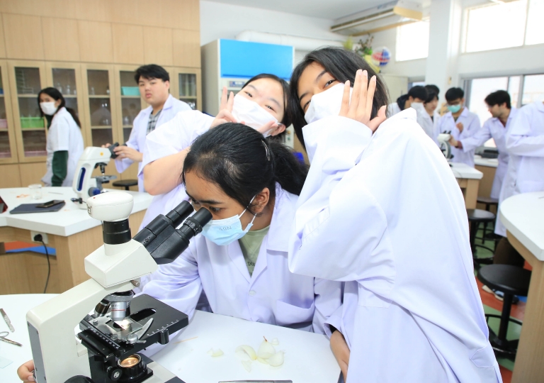 Mr. Bogdan Pangin and Miss Siriwan Yuthongkham organised the “Plant cell membrane behavior in the hypertonic and isotonic conditions laboratory activity” for Secondary 3-4 students.