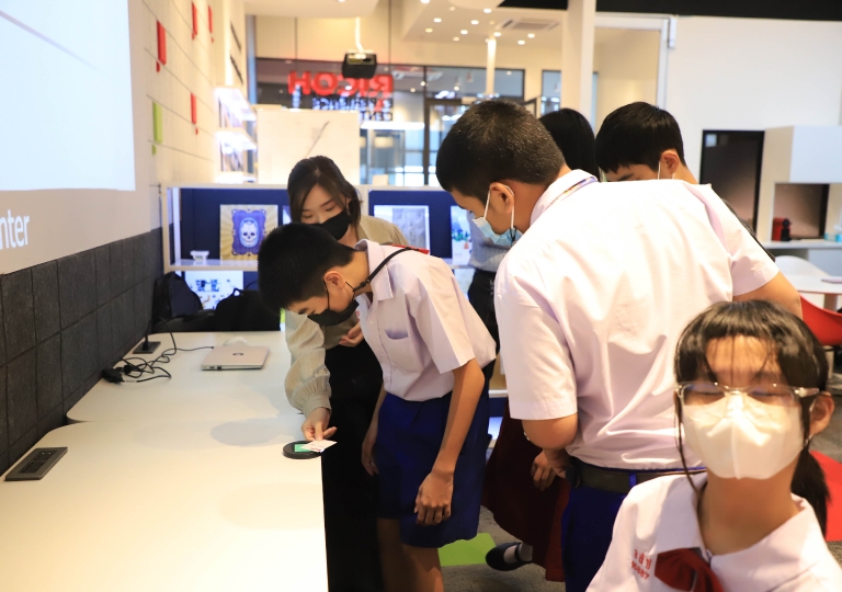 School trips bring subjects to life, they are also a way to reinforce lessons and expand knowledge in ICT. To learn about the different systems offered by two large companies, the trip had 2 parts: