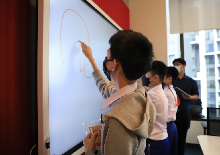 School trips bring subjects to life, they are also a way to reinforce lessons and expand knowledge in ICT. To learn about the different systems offered by two large companies, the trip had 2 parts: