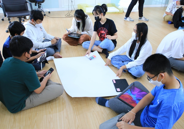 The EP activity class for Secondary 2-3 students had a fun time with group building, guessing my movie role, and tower-building activities for their first lesson. 