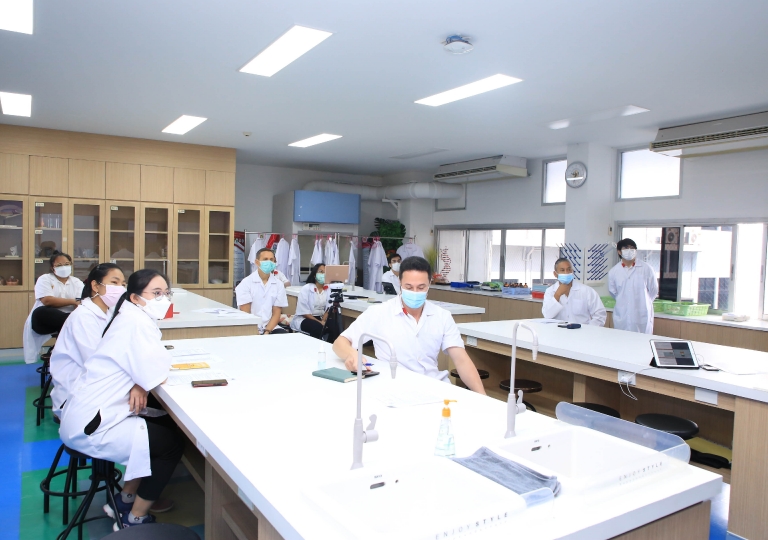 To provide more active learning activities to students, EP administrative team and Science Department held the Teaching Strategies for Students ' Laboratory Activities Training on 26 July.