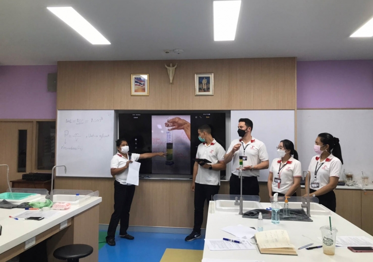 To provide more active learning activities to students, EP administrative team and Science Department held the Teaching Strategies for Students ' Laboratory Activities Training on 26 July.