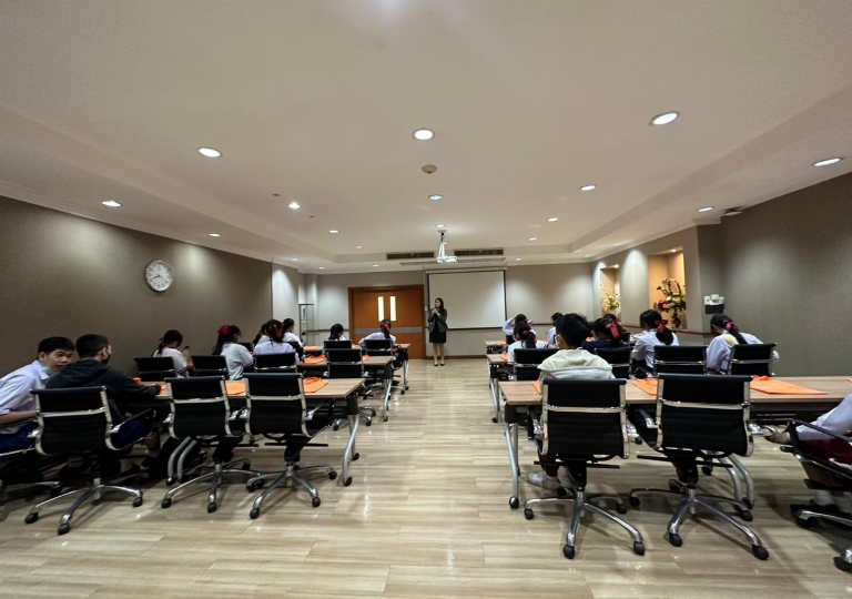LINE_ALBUM_230606_60