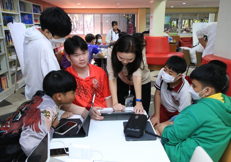ACSP English Program invited Ajarn Ornanong Narasuwan, a Professional R&D leader and Design Thinking coach, who has over 15 years of management experience, for a Design Thinking Special workshop for Secondary 3 students on 9th January 2024.