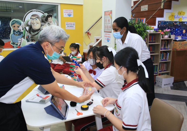 ACSP English Program invited Dr. Wannapong Taimpo, MUIC Associate Professor, and Professor Darapond for a three-session 3D STEM Modeling activity, about Covid-19 Virus, DNA, and other microorganisms.