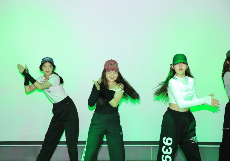 ACSP EP stepped up the Health & PE performance-based dance this year by pushing students out of their comfort zones. From traditional to modernized dance, the S6 PE & Health classes competed in the group dance event. 