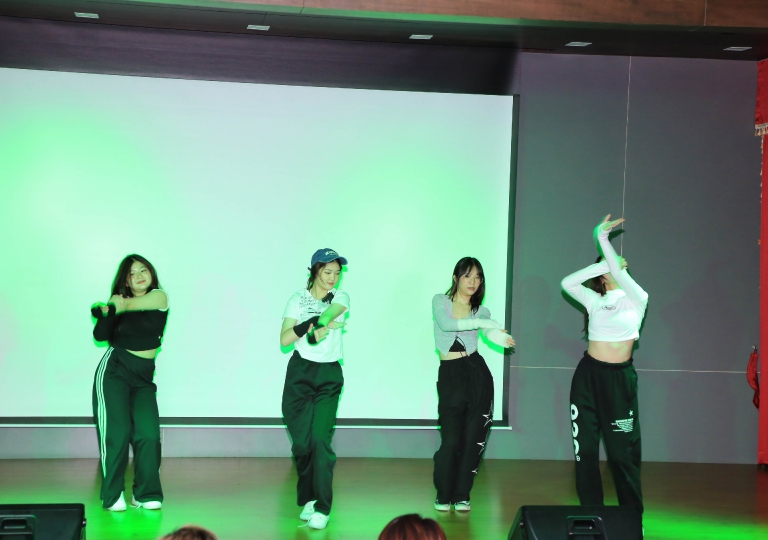 ACSP EP stepped up the Health & PE performance-based dance this year by pushing students out of their comfort zones. From traditional to modernized dance, the S6 PE & Health classes competed in the group dance event. 