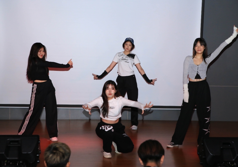 ACSP EP stepped up the Health & PE performance-based dance this year by pushing students out of their comfort zones. From traditional to modernized dance, the S6 PE & Health classes competed in the group dance event. 