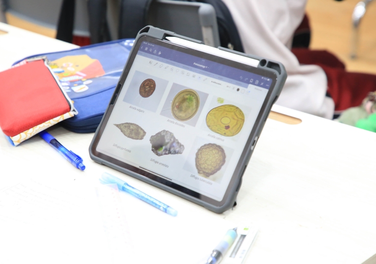 ACSP invited Ajarn Siravit Sinprasertrat, a STEM education coach, for a four-session Protozoa Research Project activity for the S1 SMART class. The four parts included: the protozoa, the microscopic world of protozoa, culturing, and scientific research.