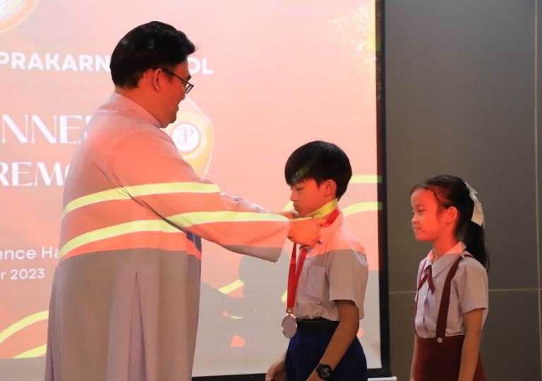English Program Discipline department led by Miss Siriwan Yuthongkham, held the EP Good Manners Award Ceremony at the Albert Lawrence Hall on 6 December 2023, with Bro. Manit Sakonthawat, vice director/EP consultant. 