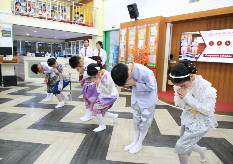 English Program, led by Ms. Siriwan Yuthongkham, Head of EP Discipline, organized 2 activities, namely the Thai Etiquette Training and EP Good Manners Competition from mid-August to 6 September 2023.