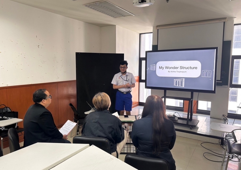 EP Secondary 4 CIMD (Creative and Innovative Media Design) students and Mr. Thossaphol Nakhrue, an ICT teacher, went to Montfort del Rosario School of Architecture and Design, Assumption University for their final project presentation and exam